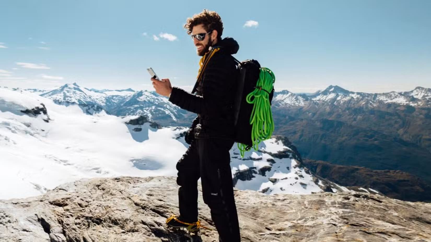 one-nz-satellite-service-starlink-man-on-mountain-using-phone لماذا ألعاب Android تتفوق على ألعاب الكمبيوتر