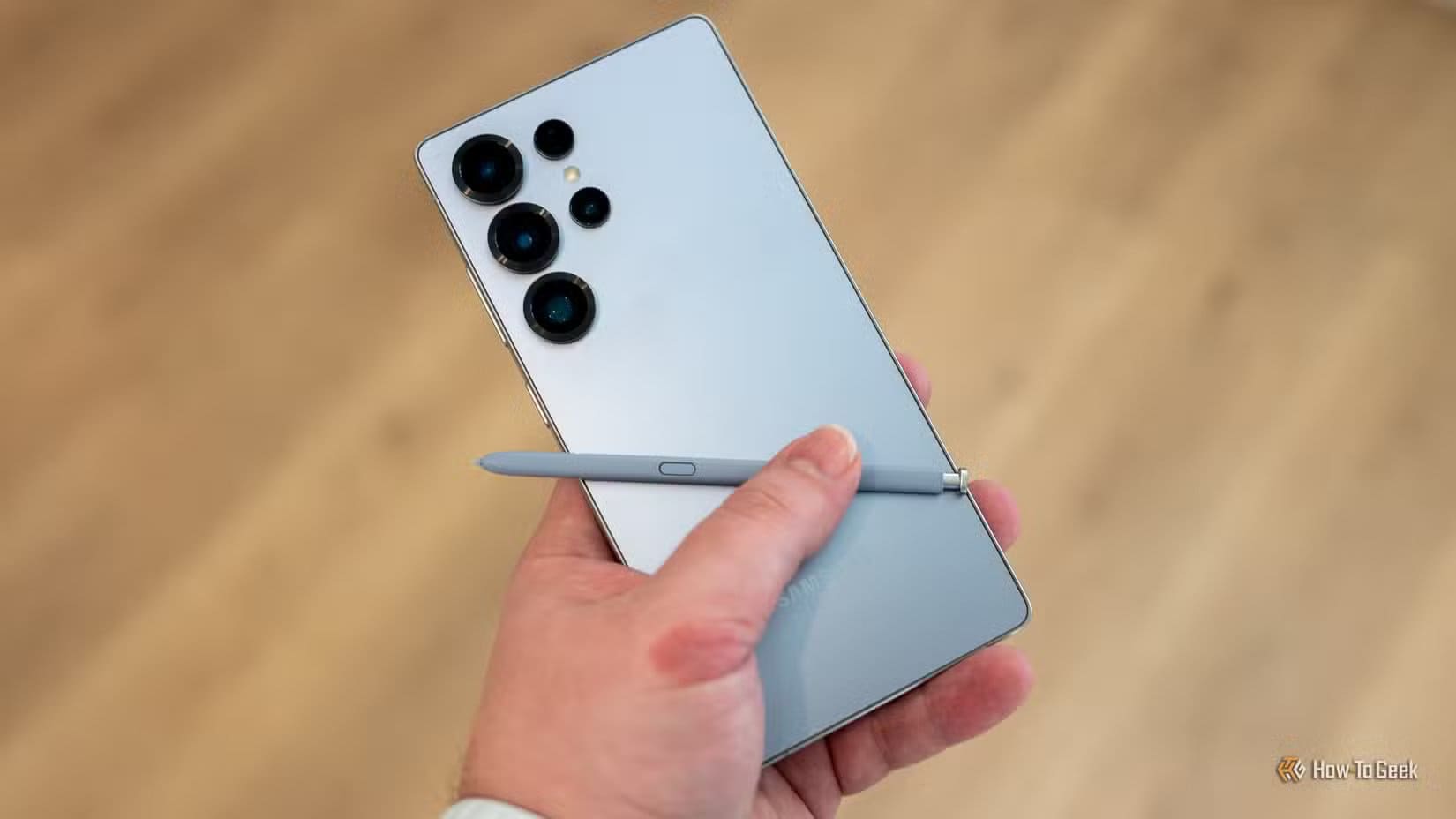 person-holding-the-samsung-galaxy-s25-ultra-showing-the-back-of-the-phone-and-its-s-pen 7 استخدامات يومية للهاتف تغنيك عن الكمبيوتر