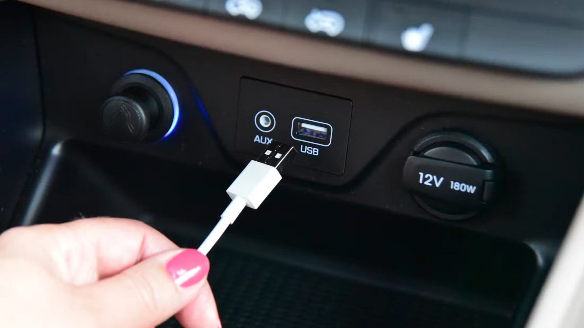 plugging-cable-into-usb-car-dashboard-scaled استخدامات غير متوقعة لمنفذ USB في السيارة تسهّل حياتك اليومية