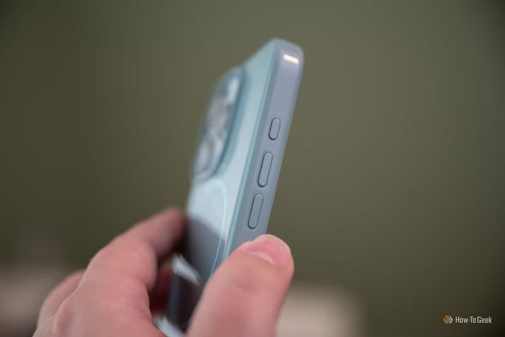 volume-and-action-buttons-on-the-beats-iphone-case-with-magsafe أفضل طرق حماية iPhone أثناء السفر والعطلات