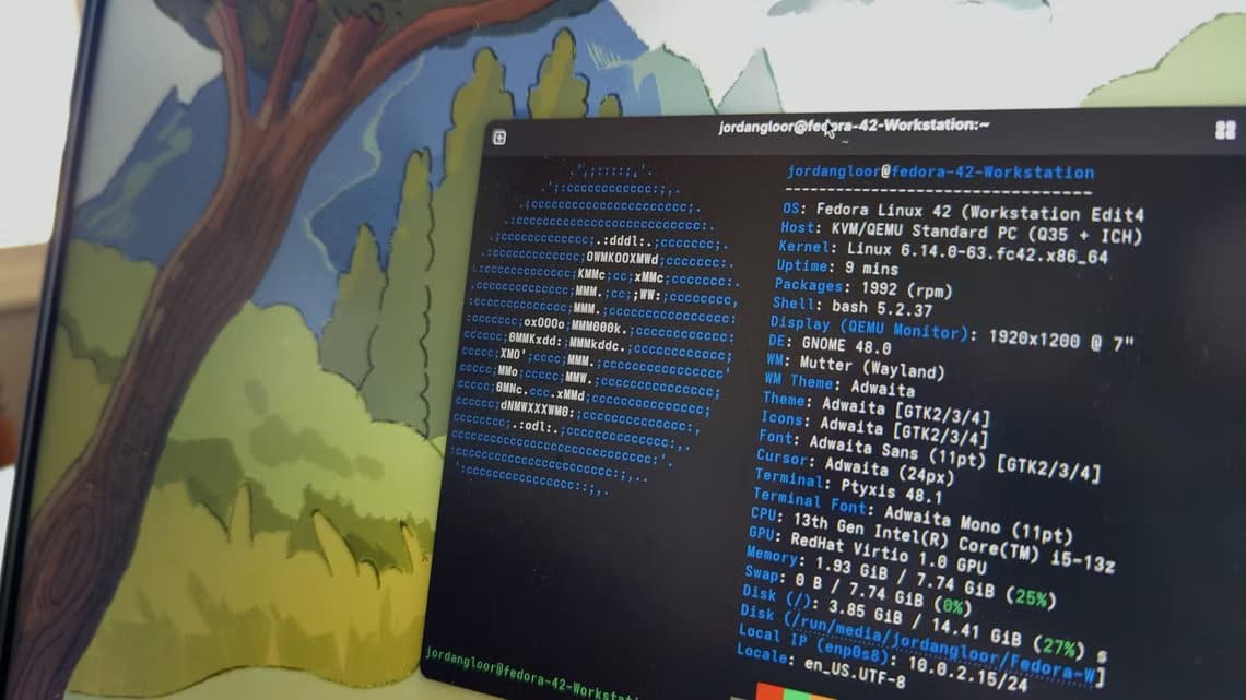 a-laptop-screen-showing-fedora-linux-42-with-a-terminal-open ثلاث مشكلات تواجه مستخدمي Fedora في الاستخدام اليومي