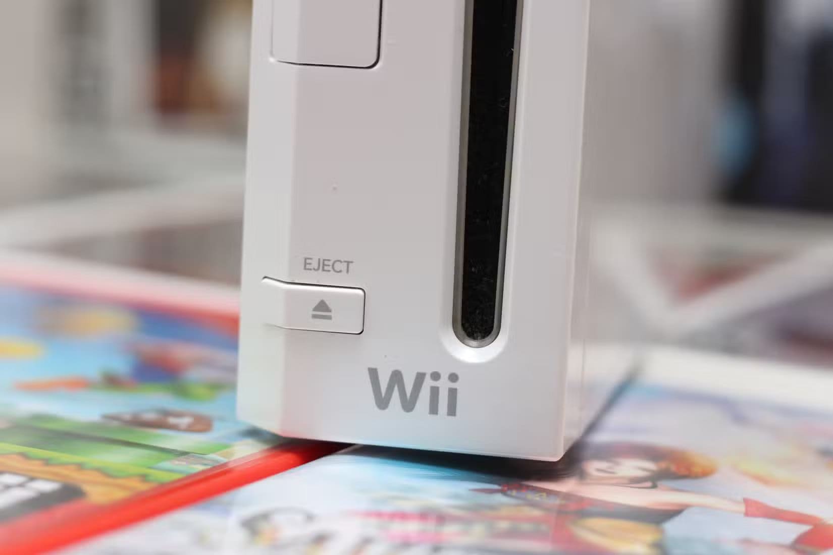 a-nintendo-wii-console-in-white أنواع الاحتيال الشائعة في متجر Switch eShop وكيف تتجنبها