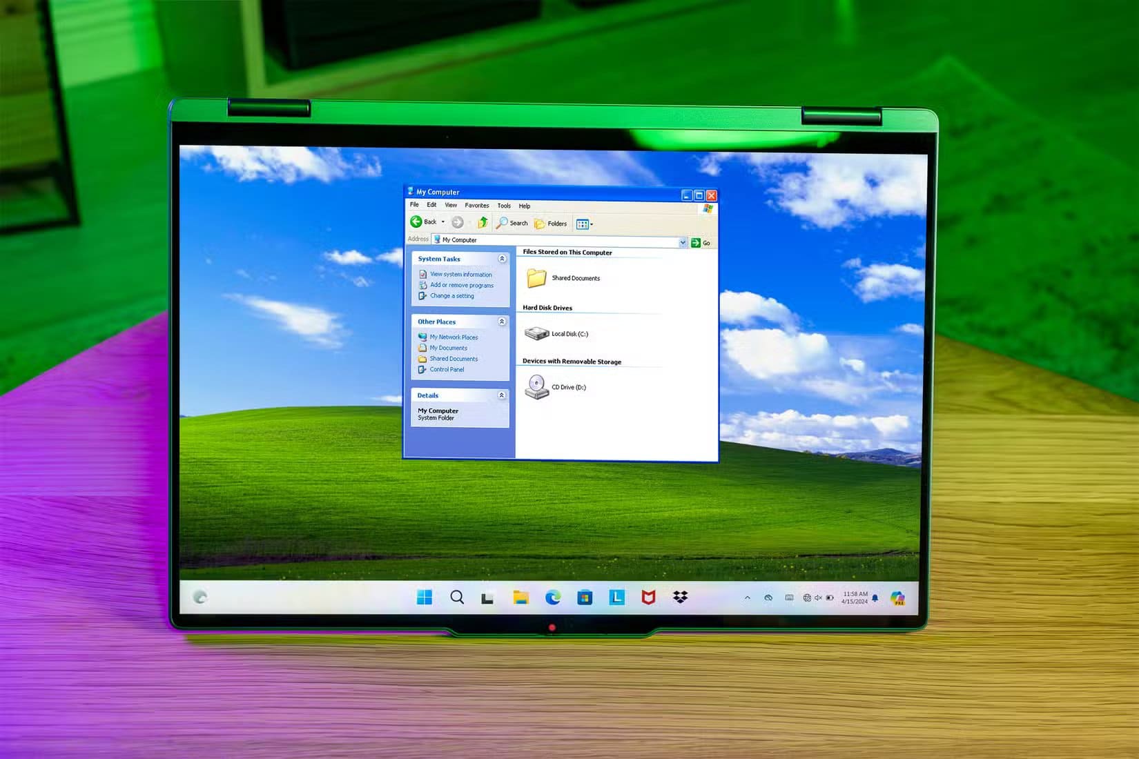a-screen-with-the-windows-11-start-menu-and-the-wallpaper-and-file-explorer-from-windows-xp أفضل طريقة لنقل ملفاتك بين Windows وMac بدون مشاكل تنسيق أو قراءة