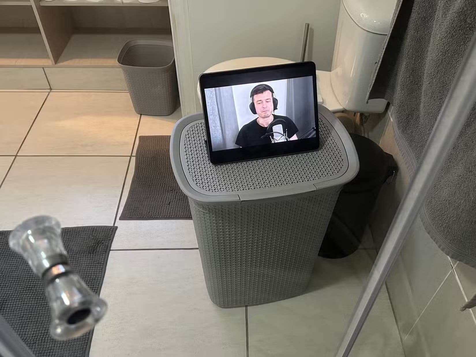 a-youtube-video-playing-on-an-ipad-visible-through-a-shower-door مهام يؤديها iPad بكفاءة أكبر من Mac