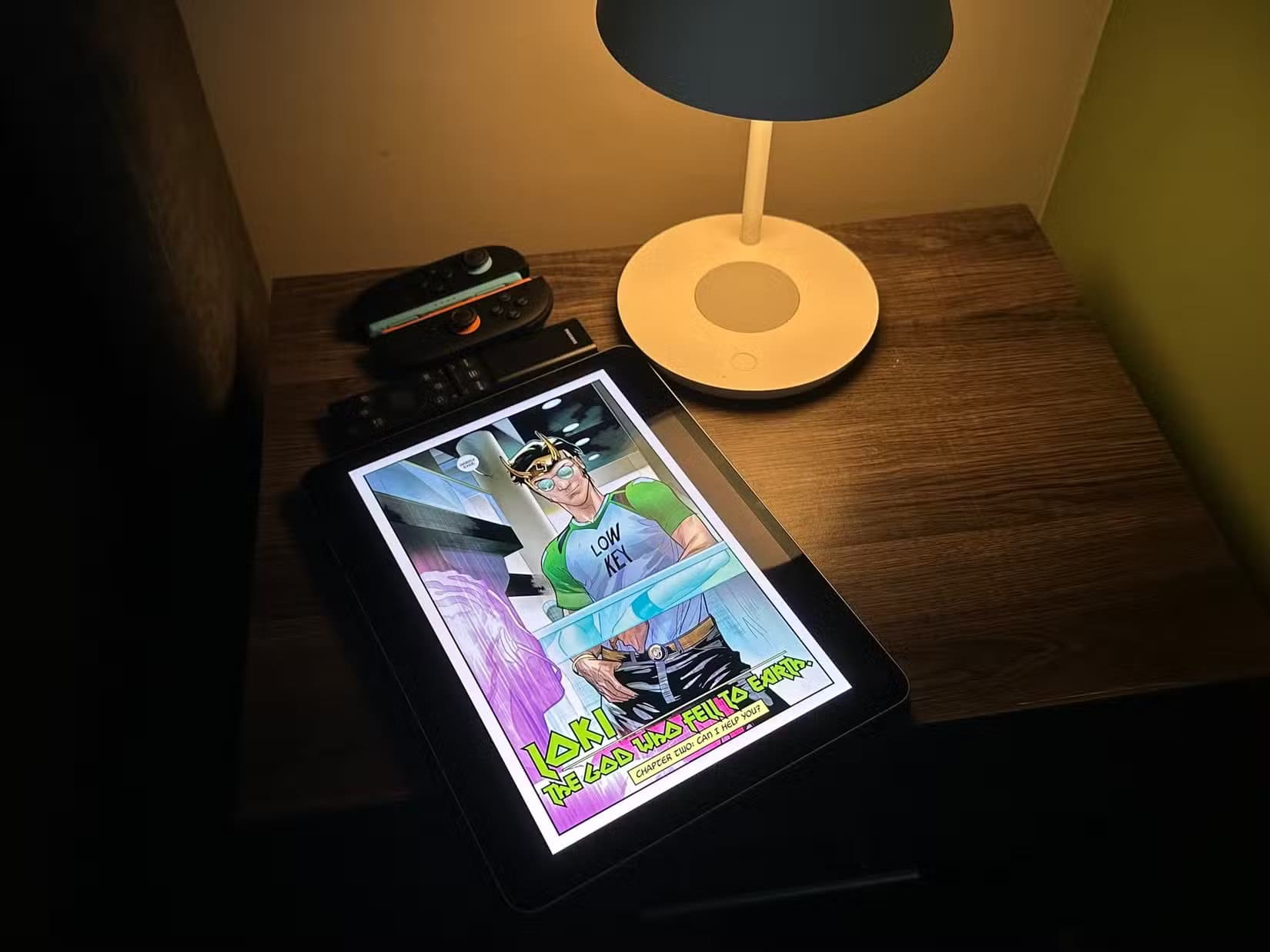 an-ipad-with-a-loki-comic-from-marvel-unlimited-on-a-bedside-table مهام يؤديها iPad بكفاءة أكبر من Mac