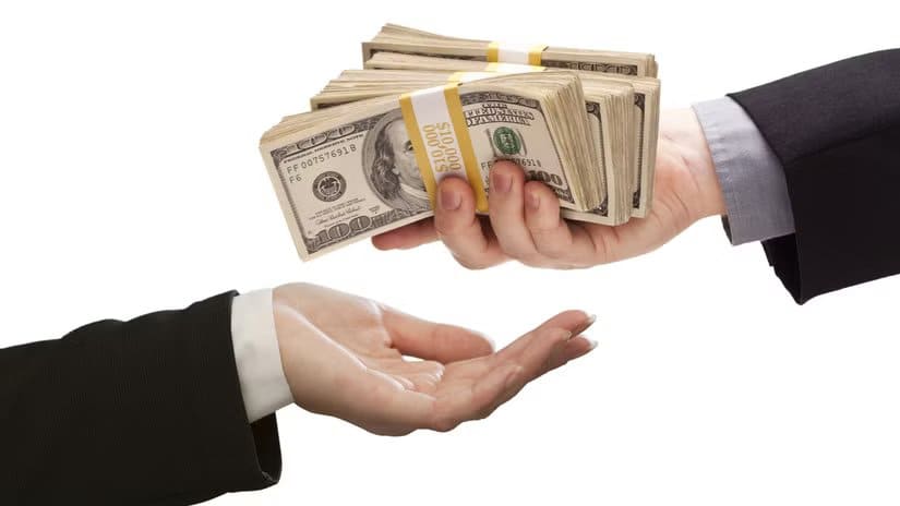 handing-over-cash هل Unraid الخيار الأفضل لتشغيل وحدة تخزين Homelab مقارنة بالأنظمة الأخرى