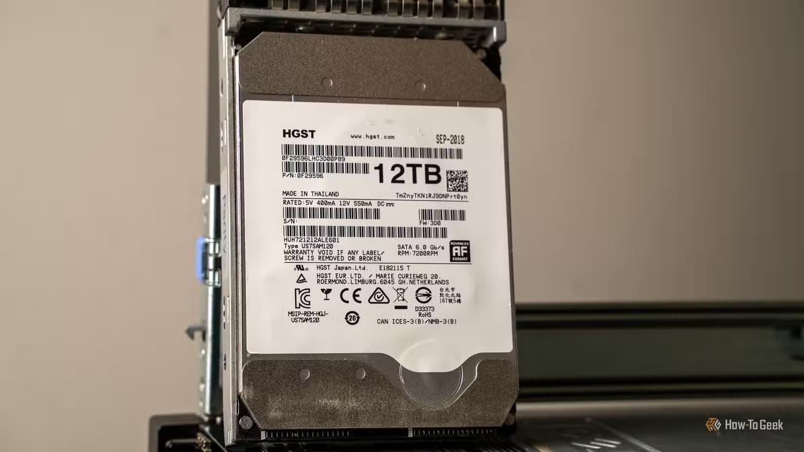 hgst-12tb-hdd هل Unraid الخيار الأفضل لتشغيل وحدة تخزين Homelab مقارنة بالأنظمة الأخرى
