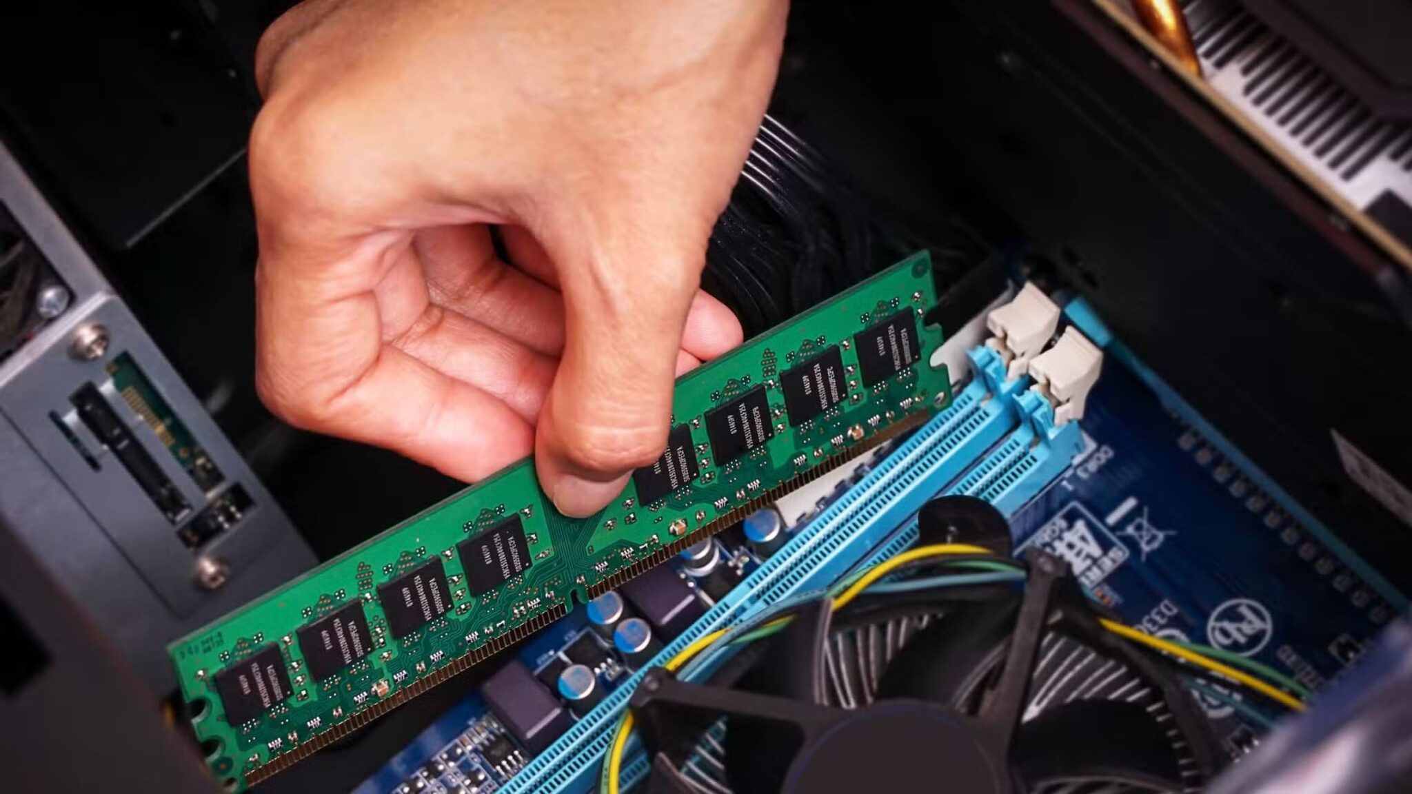 installing-ram-3-scaled لماذا تُحدث ترقية RAM فرقًا كبيرًا في سرعة الكمبيوتر
