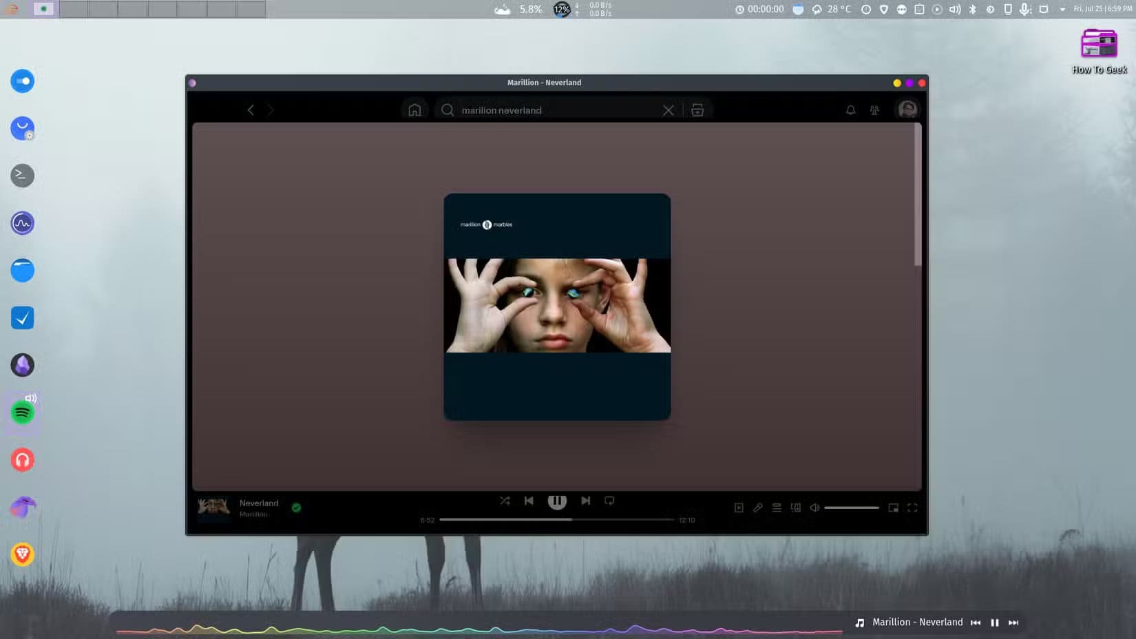 kde-plasma-desktop-with-three-panels-on-the-top-bottom-and-left ميزات في KDE Plasma تعزز إنتاجيتك وتمنحك تحكمًا أوسع في Linux