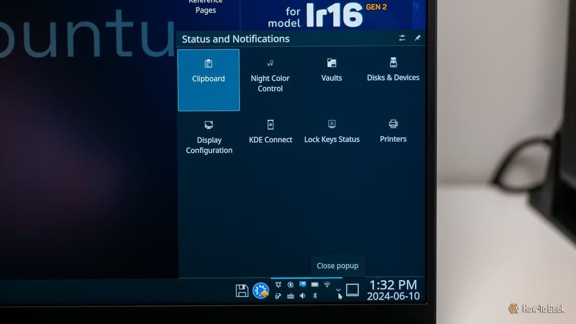 kde-plasma-task-tray-on-a-kubuntu-focus-ir16-laptop ميزات في KDE Plasma تعزز إنتاجيتك وتمنحك تحكمًا أوسع في Linux
