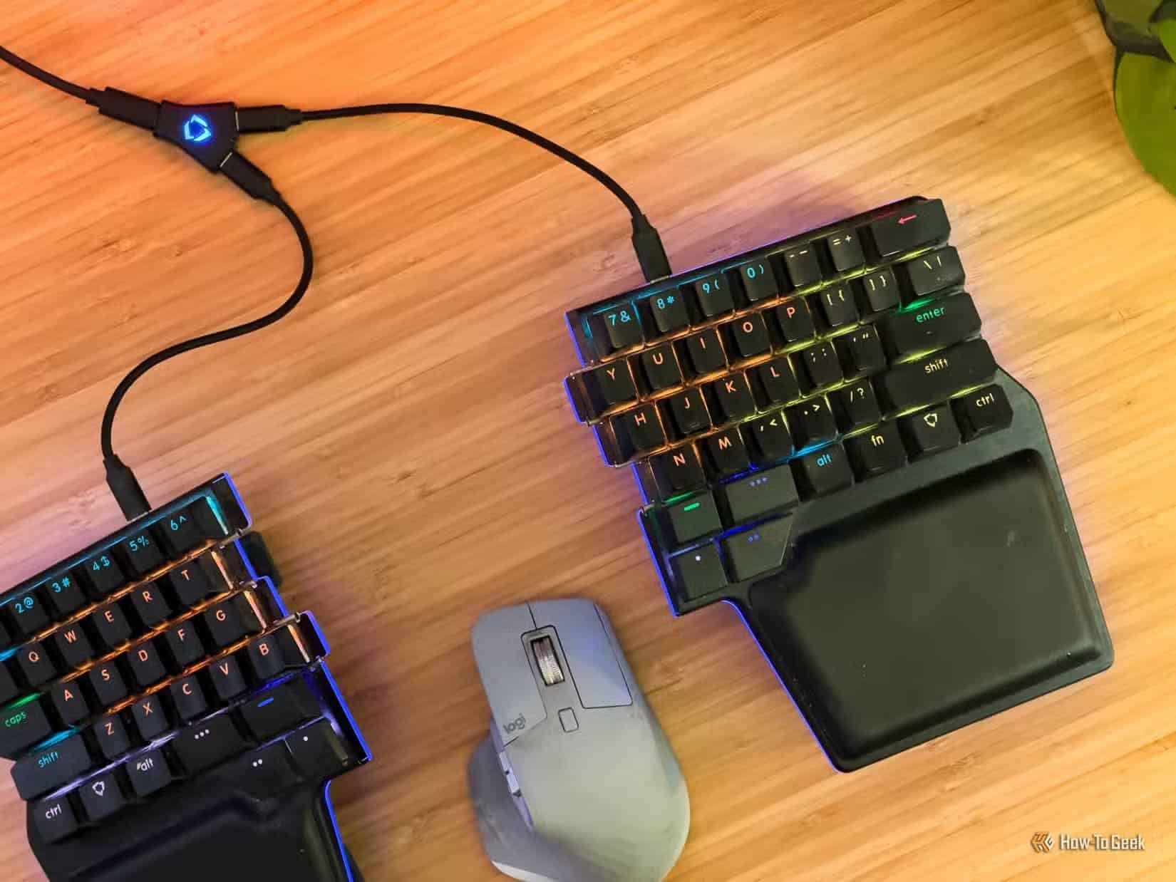 logitech-mx-master-3-in-the-middle-of-a-dygma-raise-split-keyboard تجربة استخدام مختلفة تجعل Ubuntu خيارًا لا يمكن تجاهله