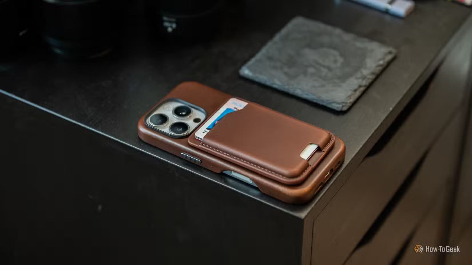 nomad-leather-mag-wallet-attached-to-an-iphone-16-pro-sitting-on-a-table أهم ميزات Android المخفية التي يجب تجربتها