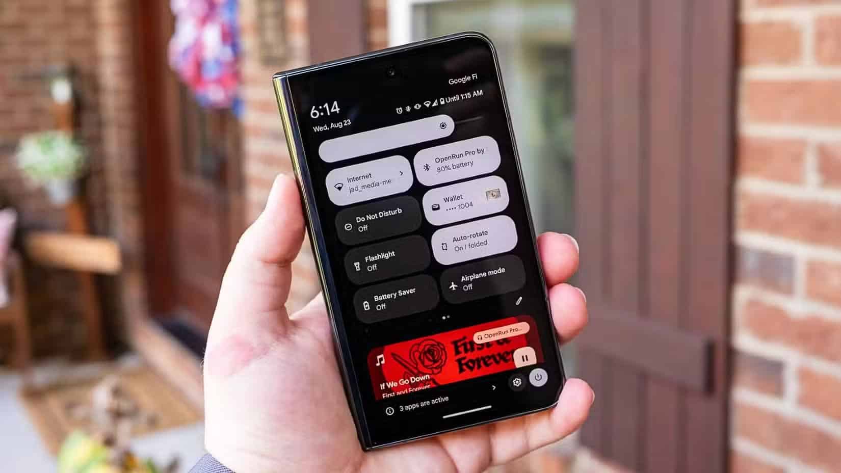 notification-shade-and-quick-settings-on-the-google-pixel-fold-with-the-phone-folded-close أهم ميزات Android المخفية التي يجب تجربتها