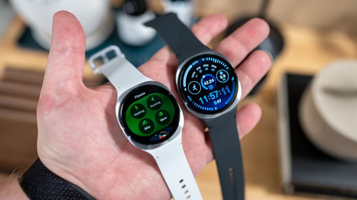 person-holding-the-samsung-galaxy-watch-8-40mm-and-44mm-models-54641202092-o-1 أهم الفروقات بين Galaxy Watch 8 و Watch 8 Classic في التصميم والمواصفات
