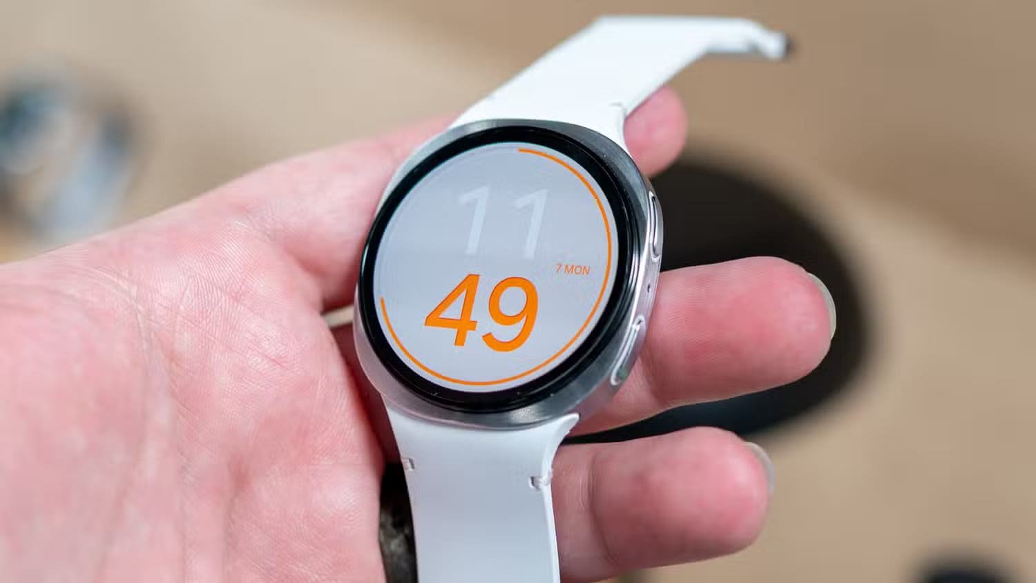 person-holding-the-samsung-galaxy-watch-8-54642055156-o-1 لماذا Galaxy Z Fold 7 قد يكون بديلًا قويًا لمستخدمي iPhone