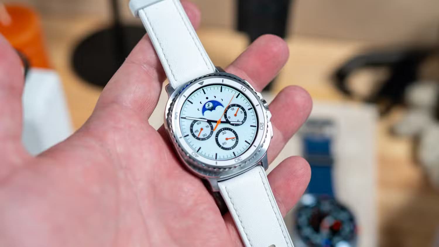 person-holding-the-samsung-galaxy-watch-8-classic-54642292373-o-1 لماذا Galaxy Z Fold 7 قد يكون بديلًا قويًا لمستخدمي iPhone