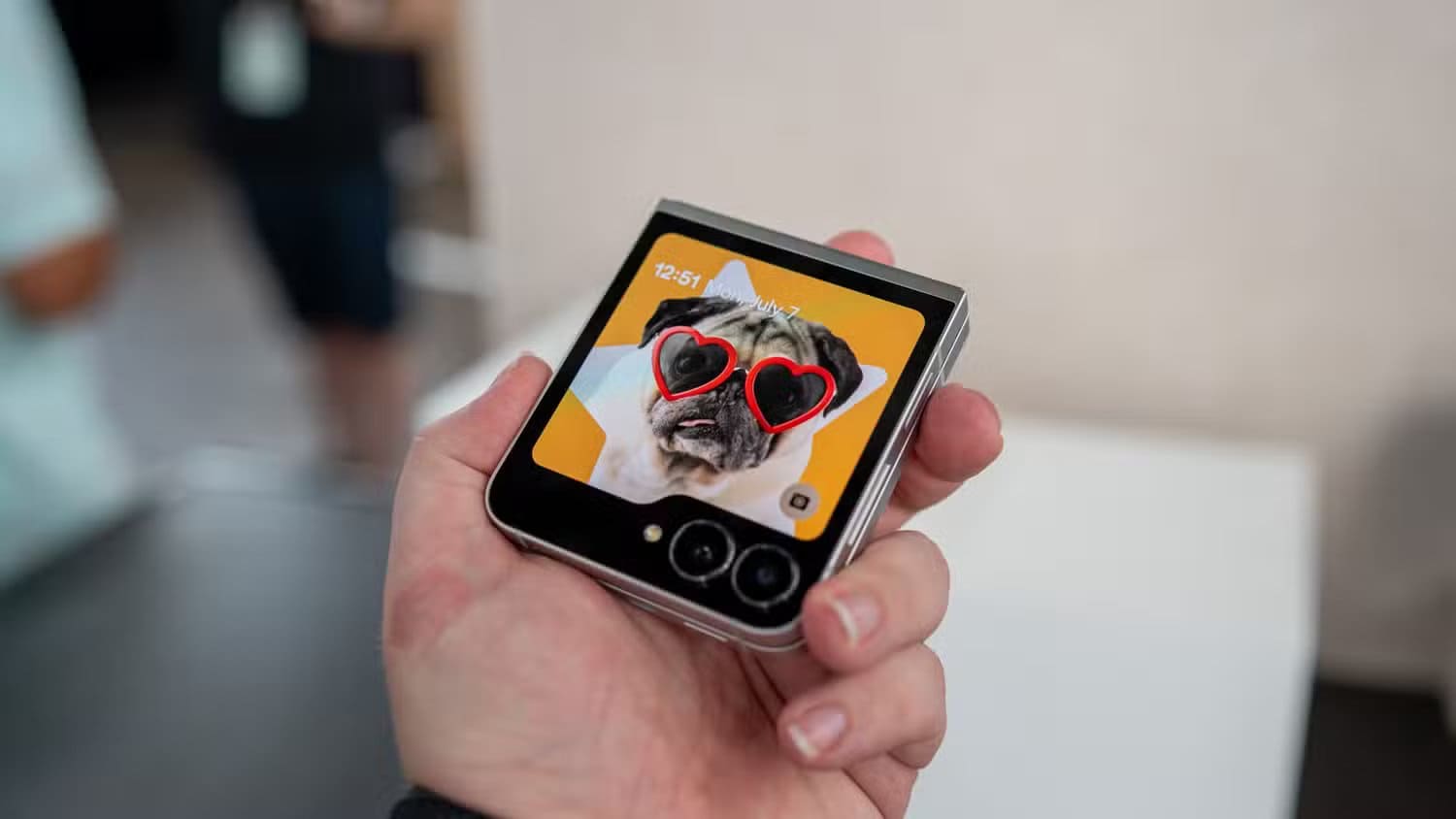 person-holding-the-samsung-galaxy-z-flip-7-fe-folded-54642055756-o لماذا Galaxy Z Fold 7 قد يكون بديلًا قويًا لمستخدمي iPhone