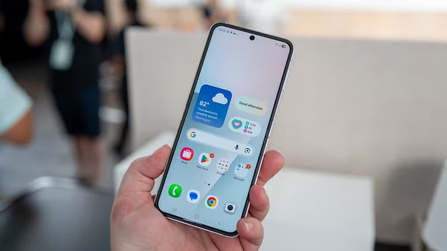 person-holding-the-samsung-galaxy-z-flip-7-fe-unfolded-54641202547-o لماذا Galaxy Z Fold 7 قد يكون بديلًا قويًا لمستخدمي iPhone