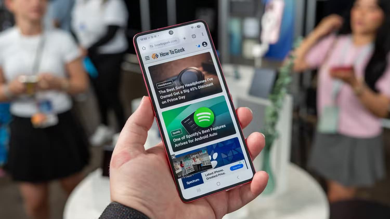person-holding-the-samsung-galaxy-z-flip-7-showing-the-main-display-and-webpage-54642278959-o-1-1 لماذا Galaxy Z Fold 7 قد يكون بديلًا قويًا لمستخدمي iPhone