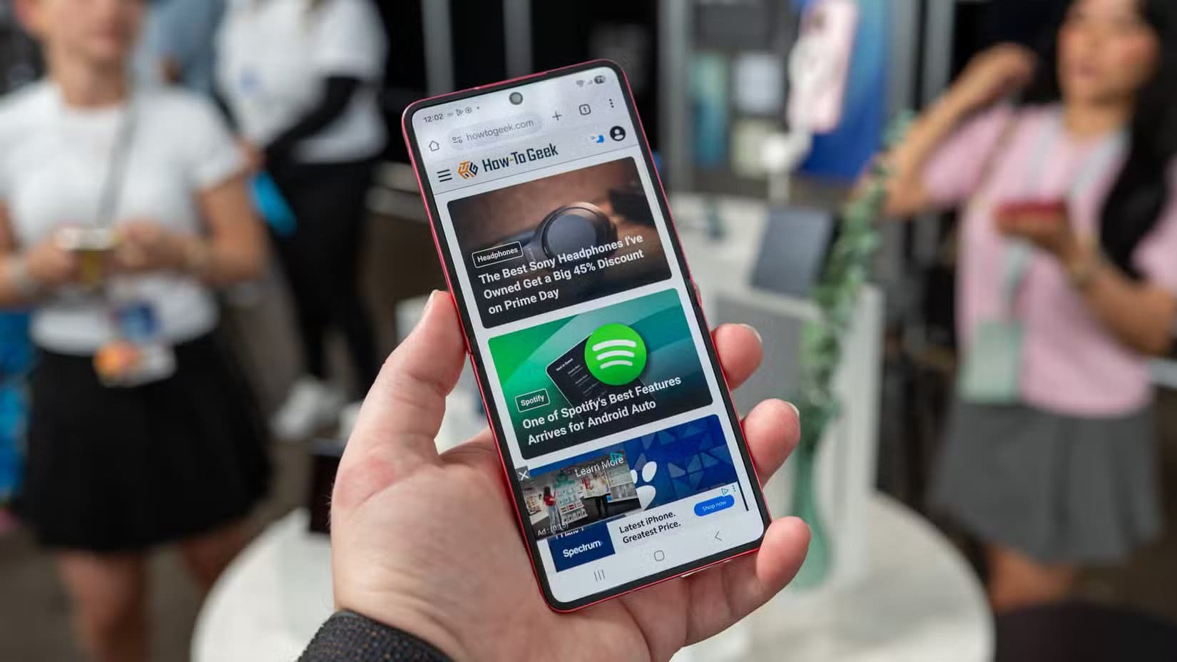 person-holding-the-samsung-galaxy-z-flip-7-showing-the-main-display-and-webpage-54642278959-o-1 مقارنة شاملة بين Galaxy Z Flip 7 و Z Flip 6 توضح كل التغييرات