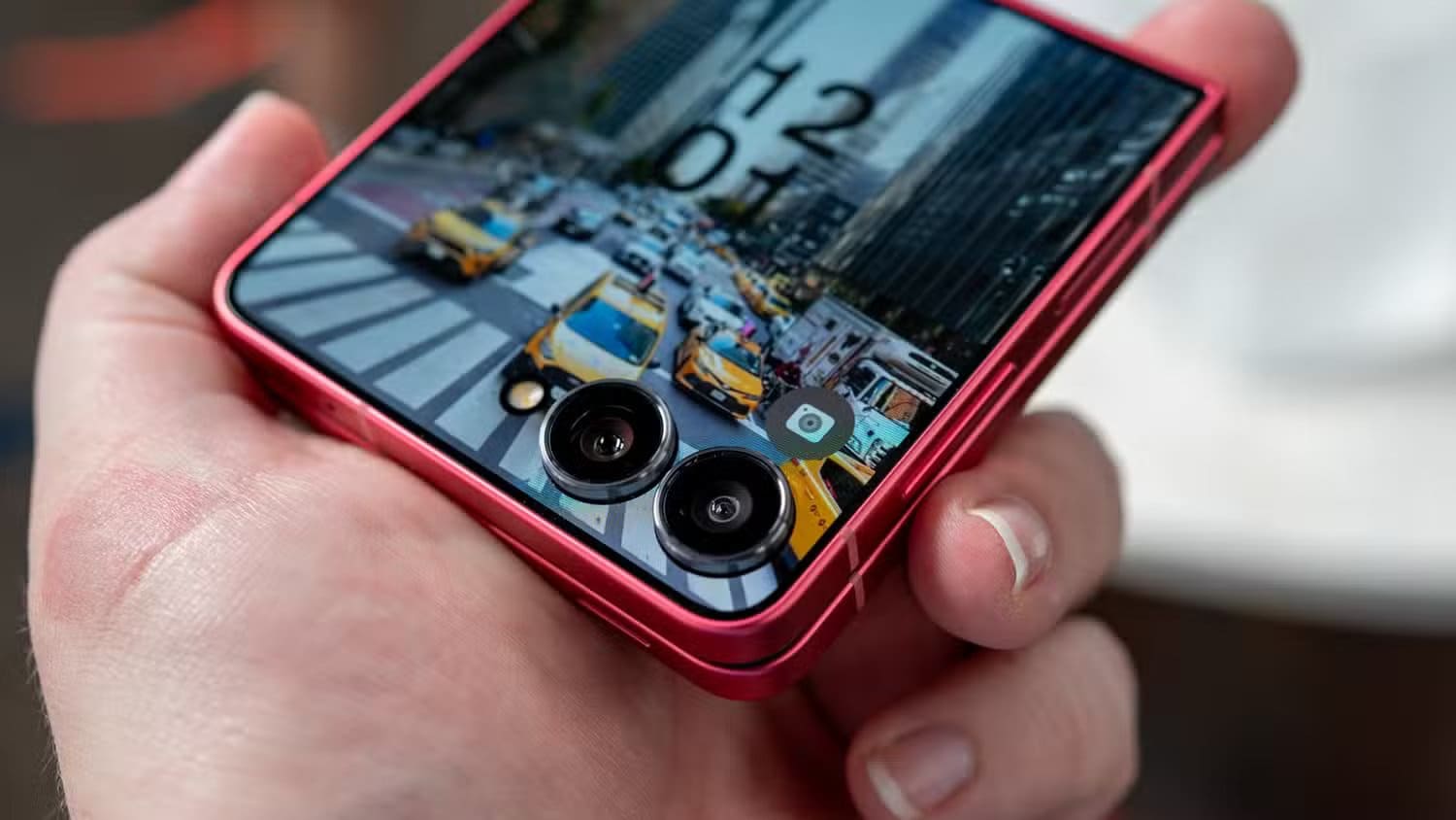person-holding-the-samsung-galaxy-z-flip-7-showing-the-primary-cameras-54642055441-o-1-1 لماذا Galaxy Z Fold 7 قد يكون بديلًا قويًا لمستخدمي iPhone