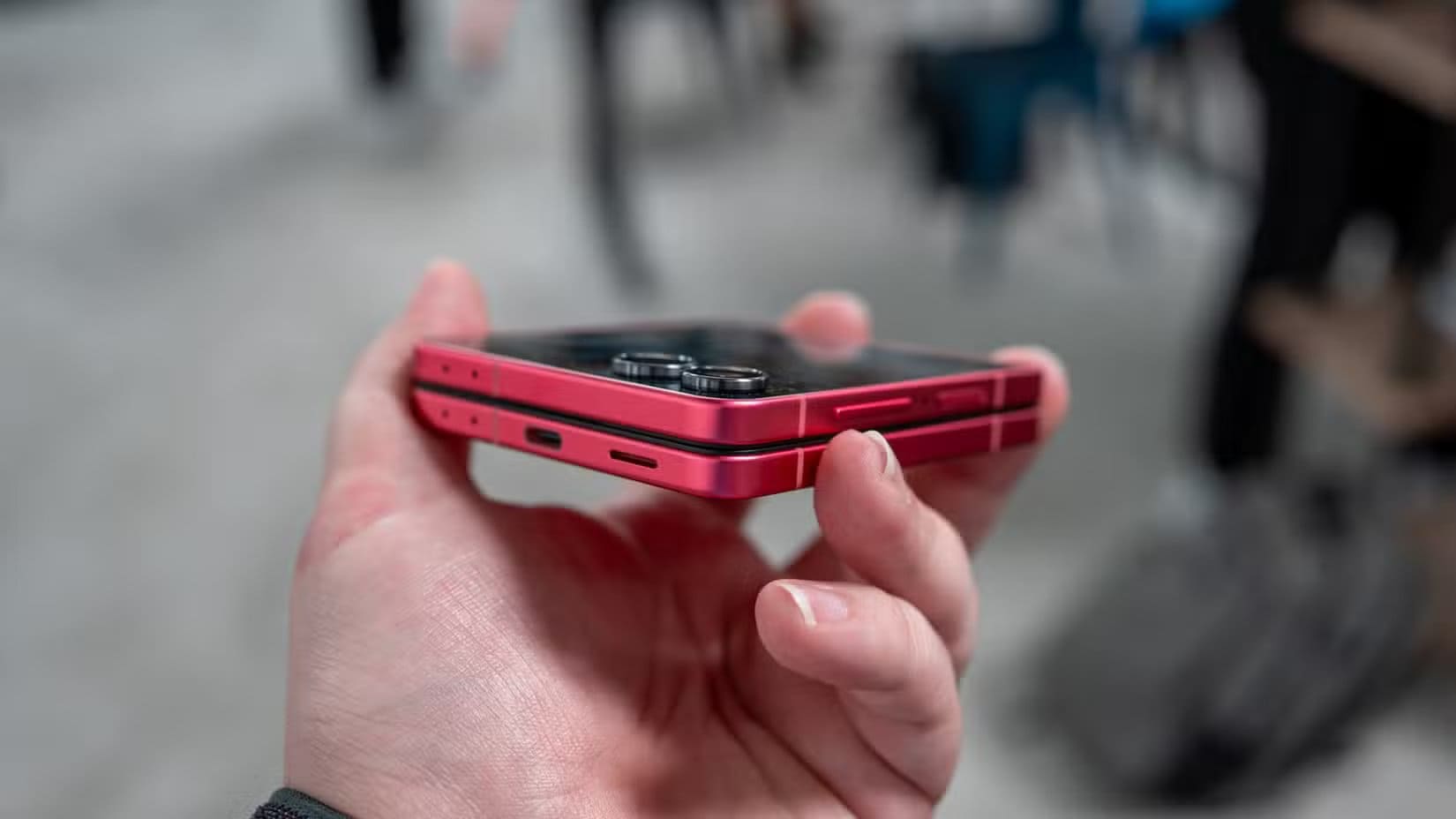 person-holding-the-samsung-galaxy-z-flip-7-showing-the-usb-c-port-and-side-profile-54642055361-o-1 مقارنة شاملة بين Galaxy Z Flip 7 و Z Flip 6 توضح كل التغييرات