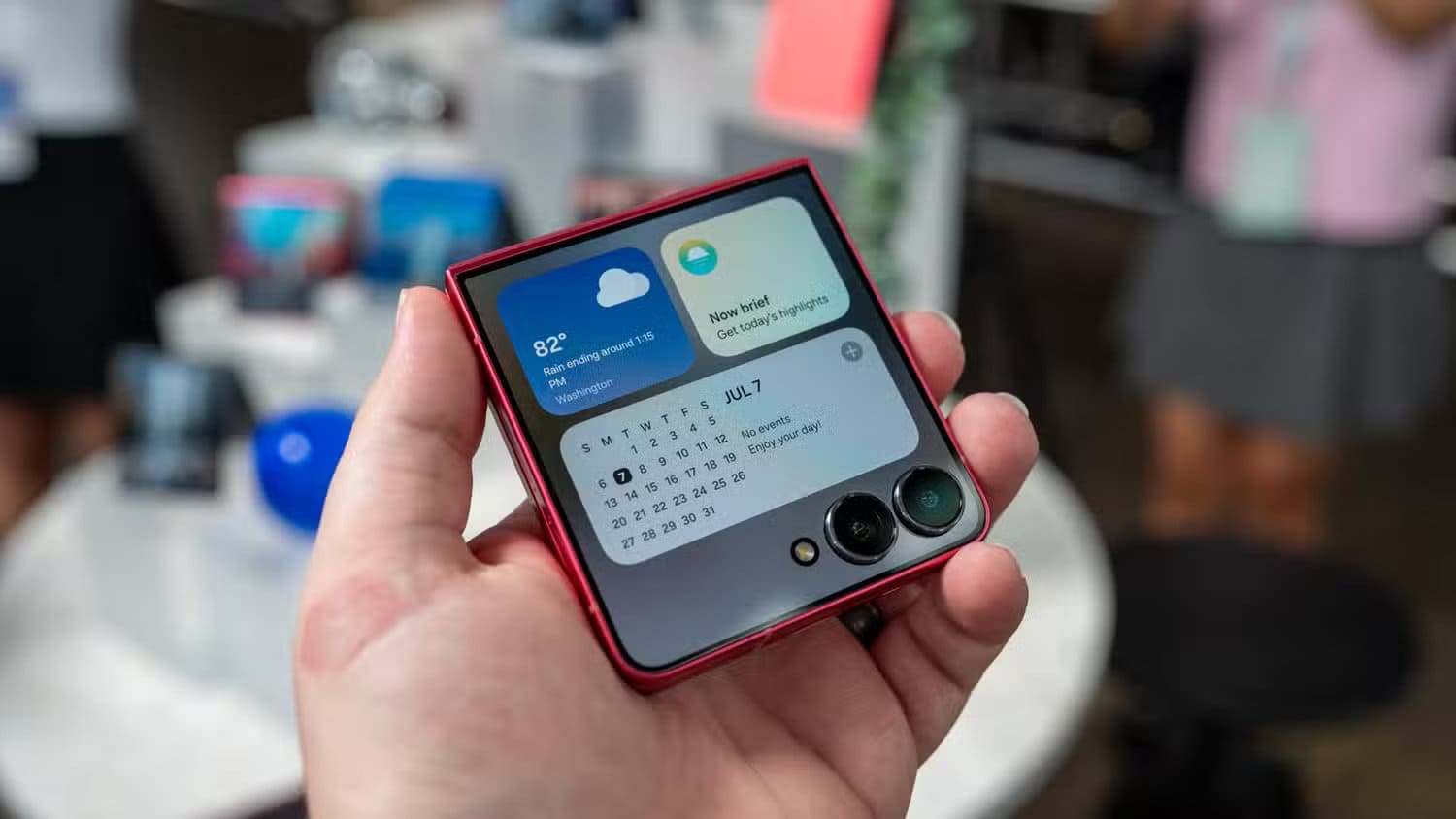person-holding-the-samsung-galaxy-z-flip-7-showing-widgets-on-the-cover-display-54642055506-o-1 مقارنة شاملة بين Galaxy Z Flip 7 و Z Flip 6 توضح كل التغييرات