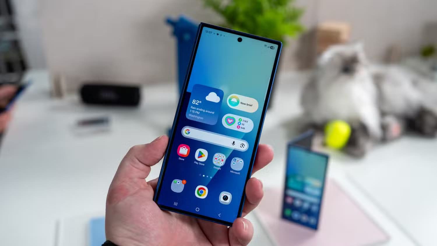 person-holding-the-samsung-galaxy-z-fold-7-closed-with-the-cover-display-on-54642360570-o-1 لماذا Galaxy Z Fold 7 قد يكون بديلًا قويًا لمستخدمي iPhone