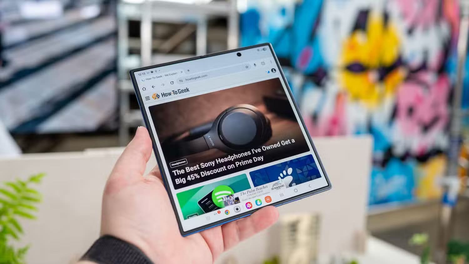 person-holding-the-samsung-galaxy-z-fold-7-unfolded-showing-the-how-to-geek-website-54642292833-o لماذا Galaxy Z Fold 7 قد يكون بديلًا قويًا لمستخدمي iPhone