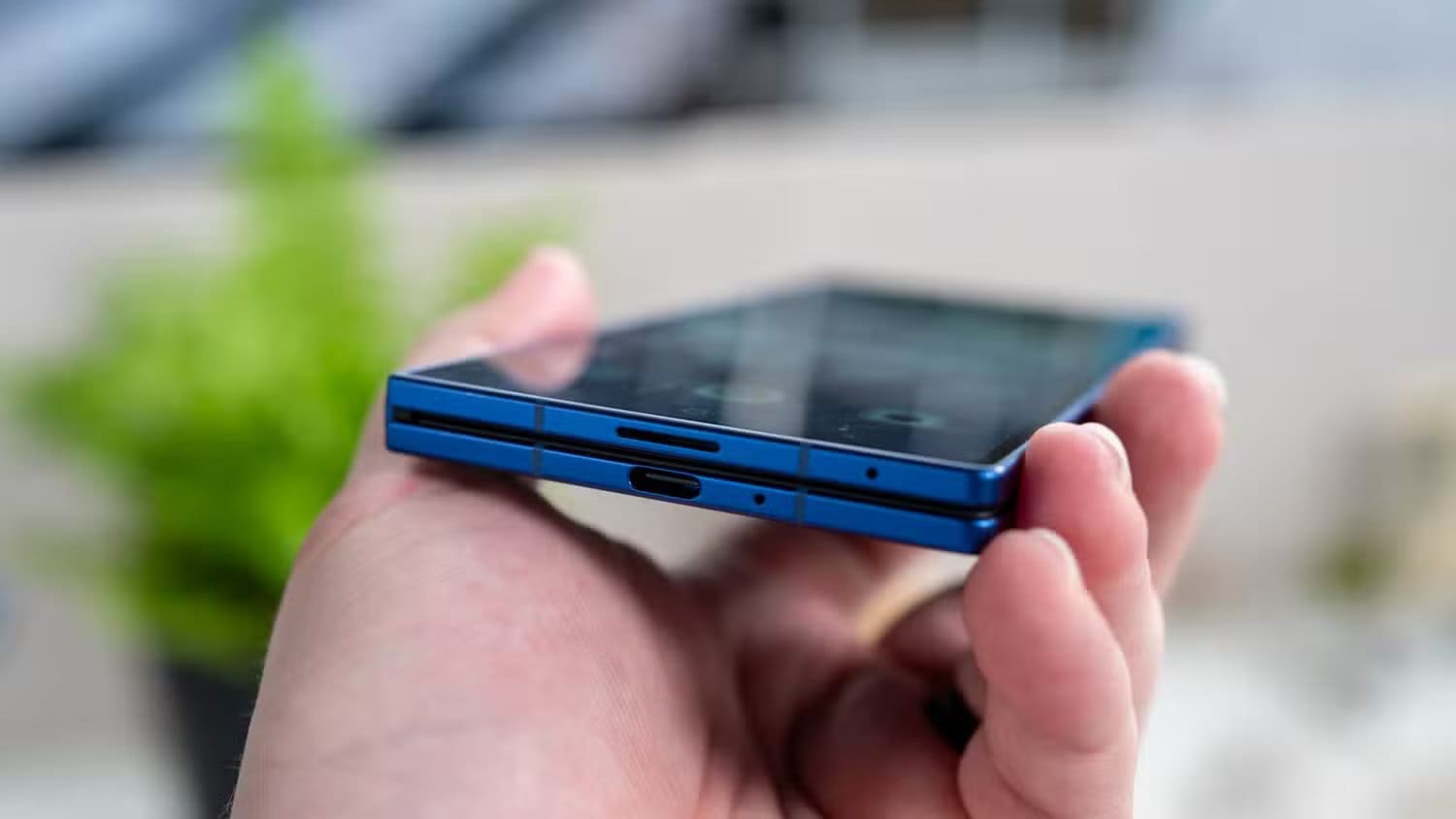 person-holding-the-samsung-galaxy-z-fold-7-unfolded-showing-the-thinness-and-usb-c-port-54642292828-o لماذا Galaxy Z Fold 7 قد يكون بديلًا قويًا لمستخدمي iPhone