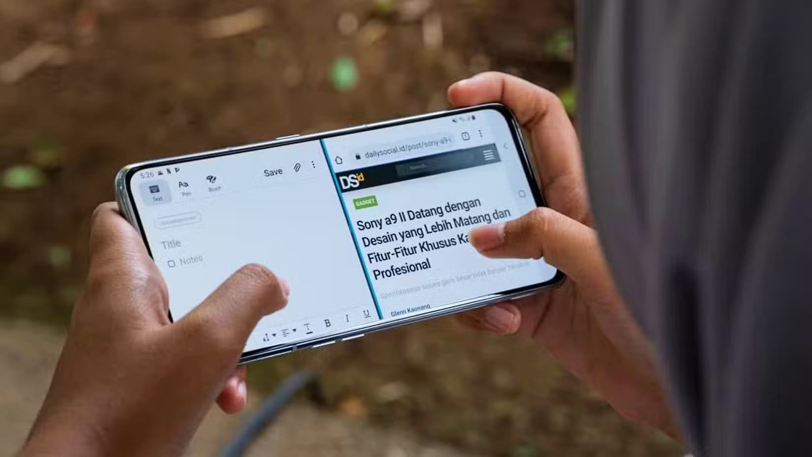 person-s-hands-holding-an-android-phone-and-using-it-in-split-screen-mode أهم ميزات Android المخفية التي يجب تجربتها