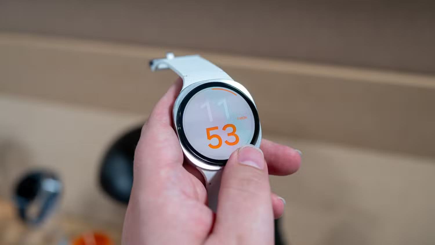 person-using-the-digital-rotating-bezel-on-the-samsung-galaxy-watch-8-54642055261-o-1 لماذا Galaxy Z Fold 7 قد يكون بديلًا قويًا لمستخدمي iPhone