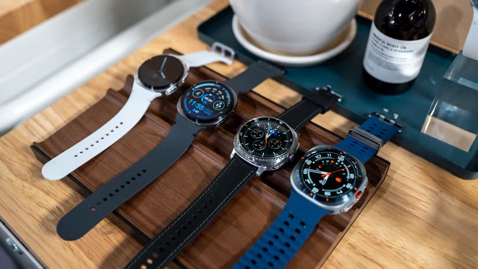 samsung-galaxy-watch-8-8-classic-and-ultra-2025-all-laid-out-on-display-54642360740-o-1 أهم الفروقات بين Galaxy Watch 8 و Watch 8 Classic في التصميم والمواصفات