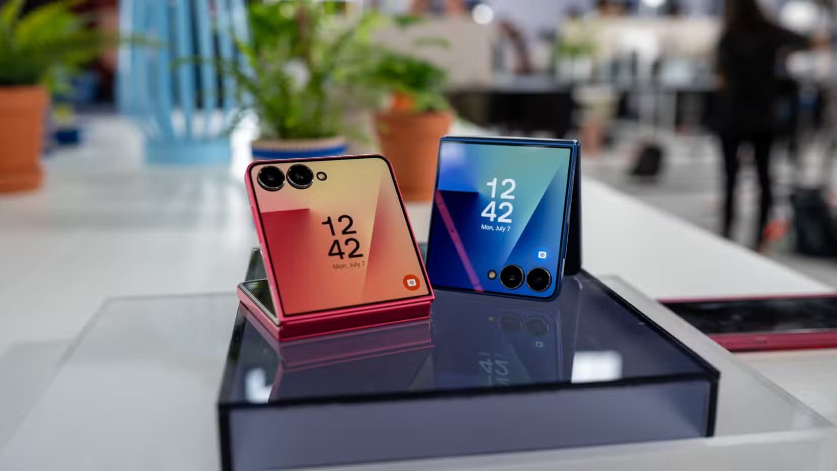 samsung-galaxy-z-flip-7-in-multiple-colors-sitting-on-a-table-54641202467-o مقارنة شاملة بين Galaxy Z Flip 7 و Z Flip 6 توضح كل التغييرات