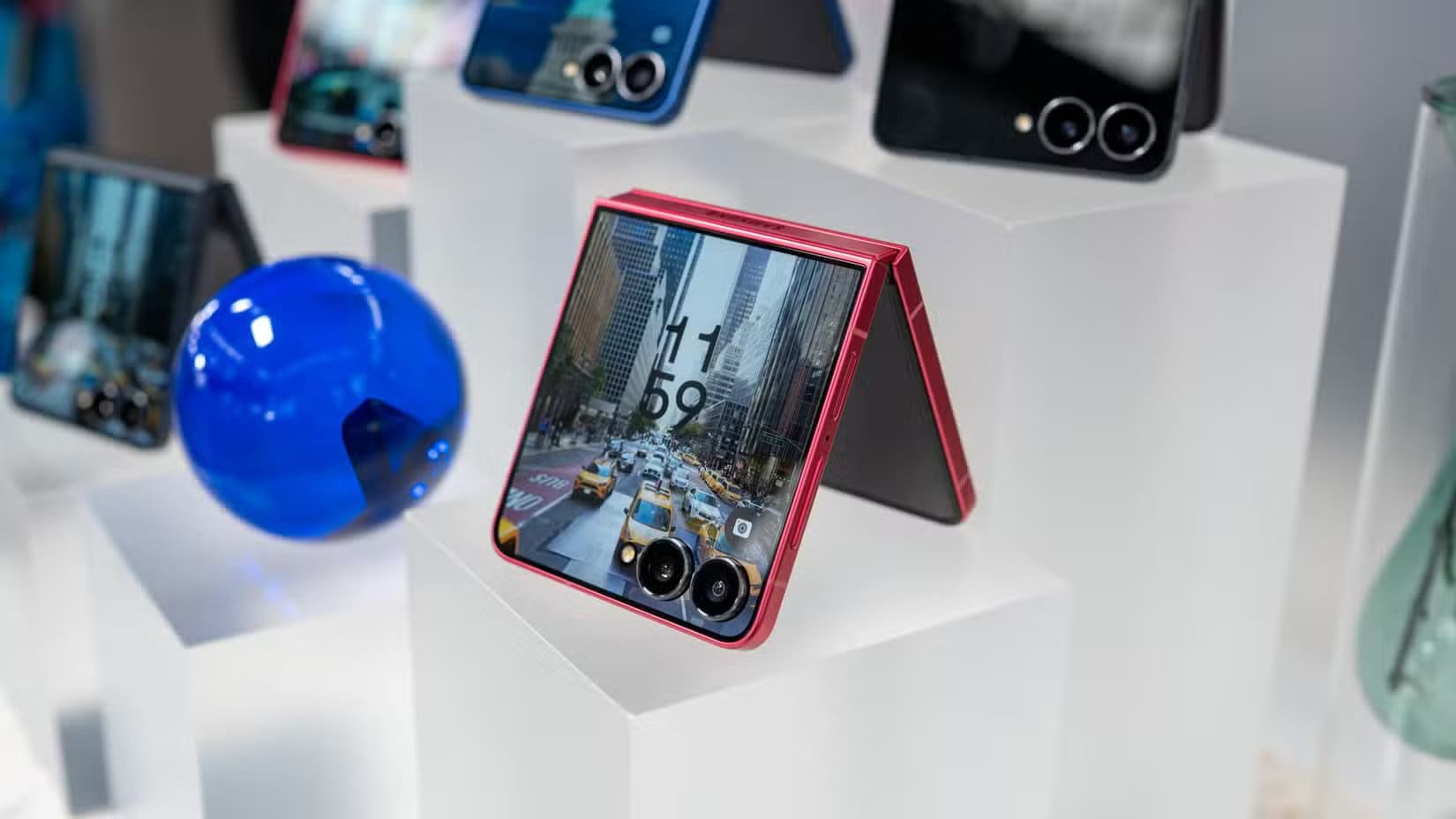 samsung-galaxy-z-flip-7-propped-up-showing-the-cover-display-54641202112-o-1 مقارنة شاملة بين Galaxy Z Flip 7 و Z Flip 6 توضح كل التغييرات