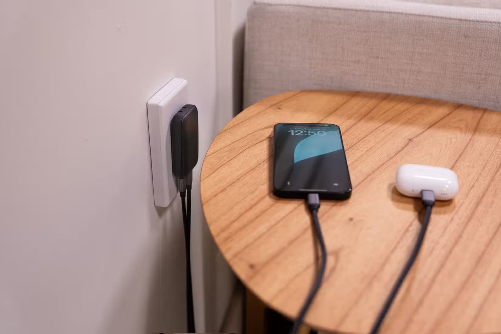 satechi-67w-slim-wall-charger-plugged-into-a-wall-and-charging-a-phone أكثر ميزات الهواتف الذكية التي تبدو مهمة لكنها غير ضرورية في الواقع