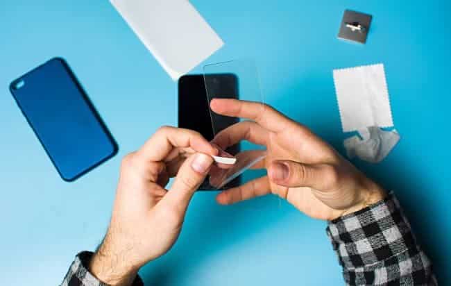 screen_protector أكثر ميزات الهواتف الذكية التي تبدو مهمة لكنها غير ضرورية في الواقع