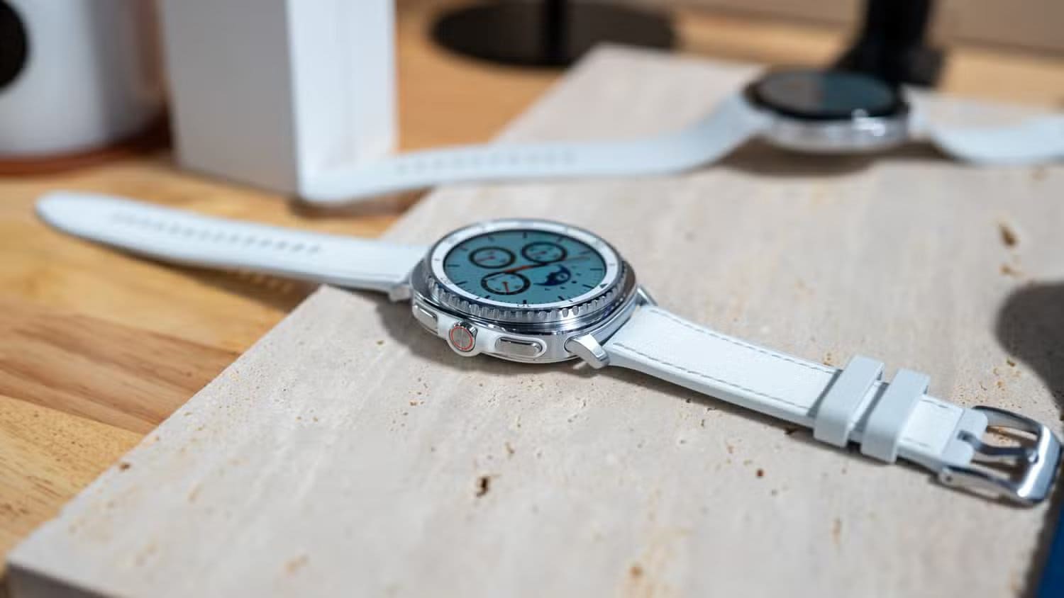 side-profile-of-the-samsung-galaxy-watch-8-classic-laying-on-a-table-54642278774-o-1 لماذا Galaxy Z Fold 7 قد يكون بديلًا قويًا لمستخدمي iPhone
