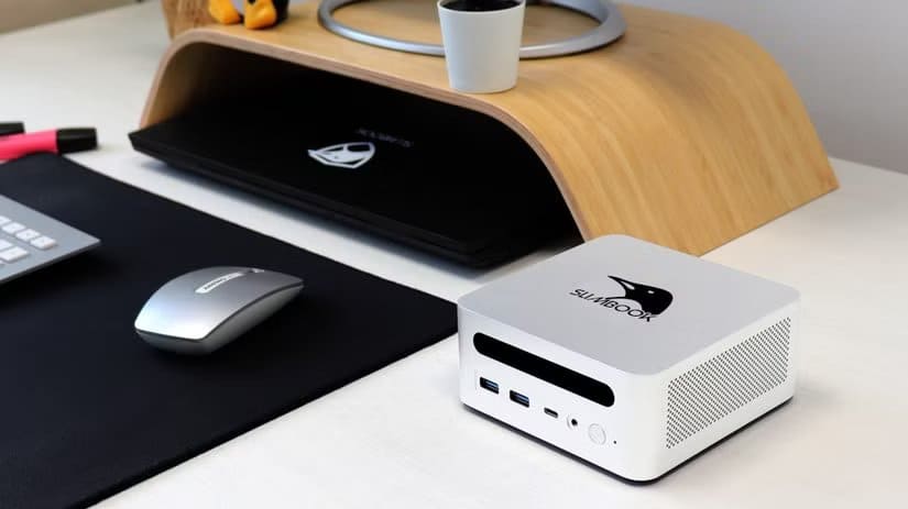 slimbook-one-mini-pc-on-a-desk-1 ماذا حدث بعد أن استبدلت جهازي المكتبي بكمبيوتر صغير بالكامل