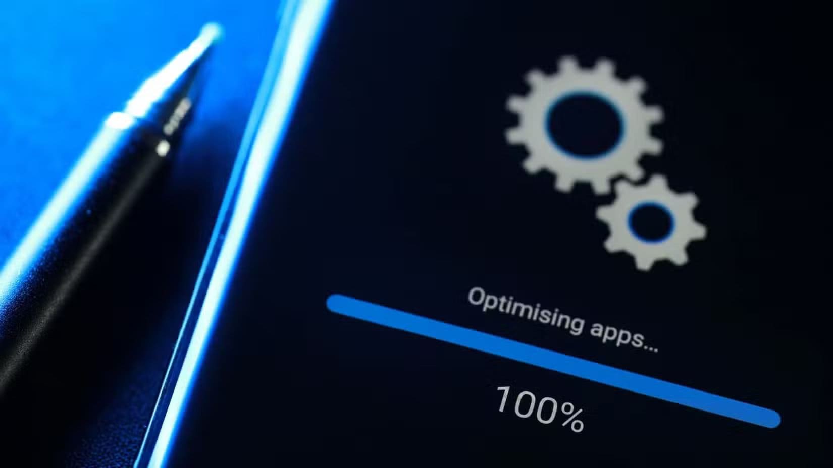 soft-focus-image-android-phone-installing-system-update-in-progress سلوكيات يومية تضعف أمان هاتفك Android بشكل كبير