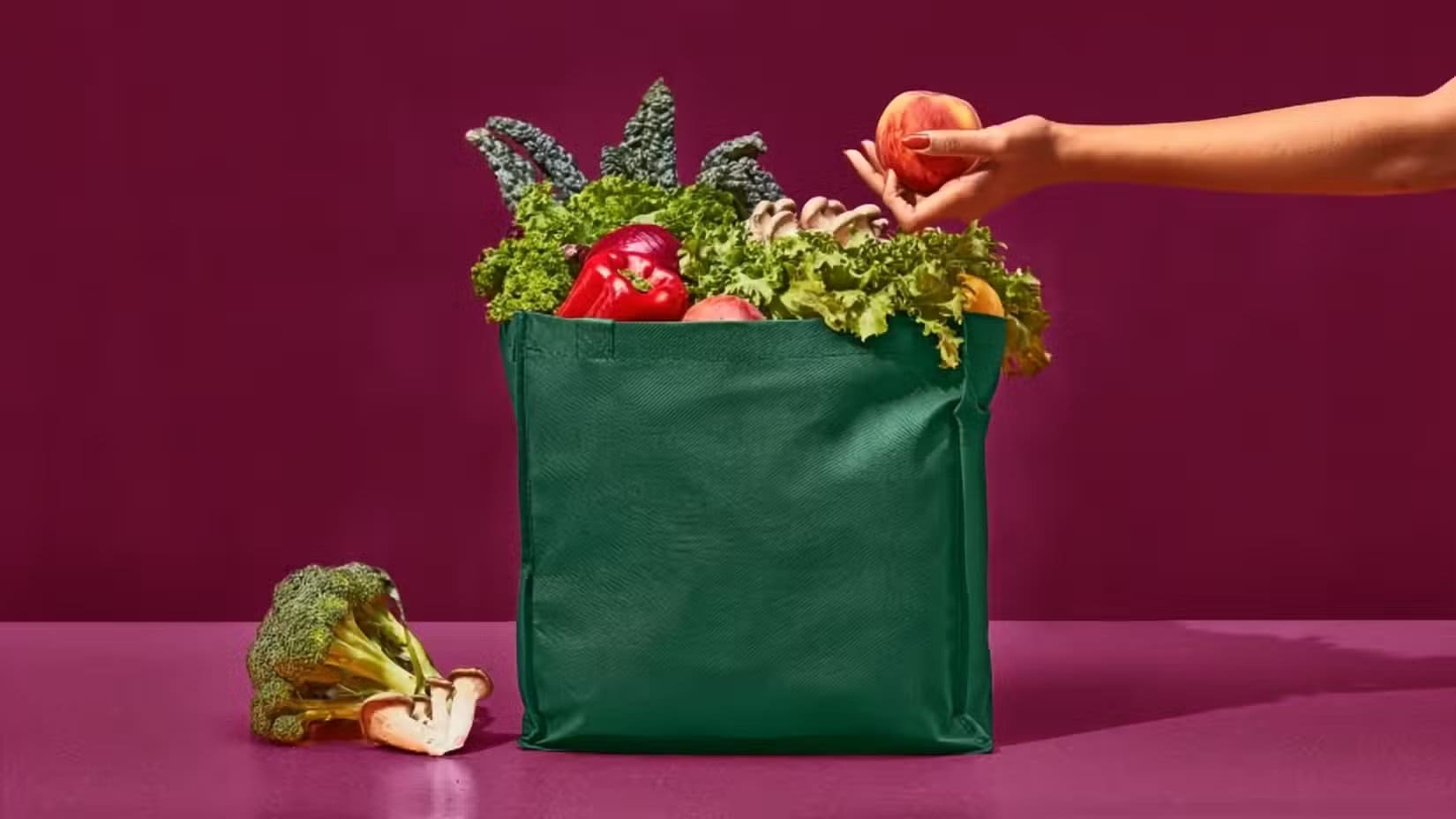 someone-putting-a-fruit-into-a-green-bag-on-a-purple-background تطبيقات Android أثبتت فعاليتها في كسب المال بدون رأس مال