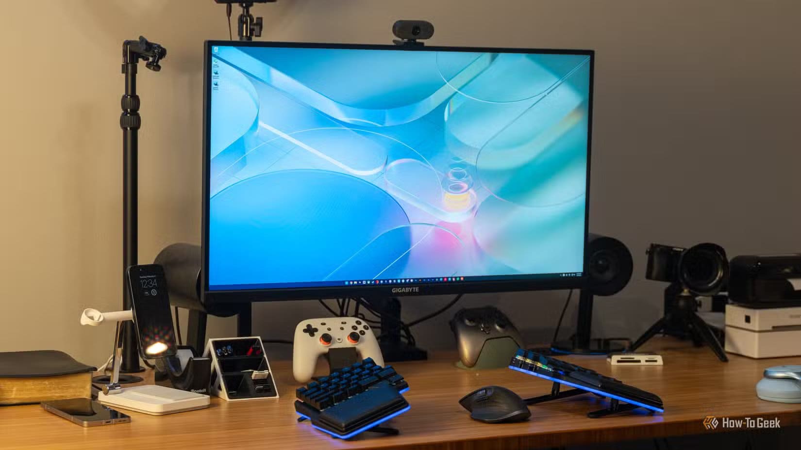 standard-monitor-on-desk ترقيات الكمبيوتر التي تصنع فرقًا حقيقيًا في الأداء