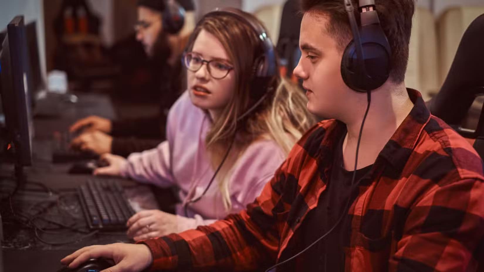 team-of-teenage-gamers-plays-in-a-multiplayer-video-game-on-pc-in-a-gaming-club تحسن تجربة الألعاب على Linux يدفع الكثيرين لإعادة التفكير في Windows
