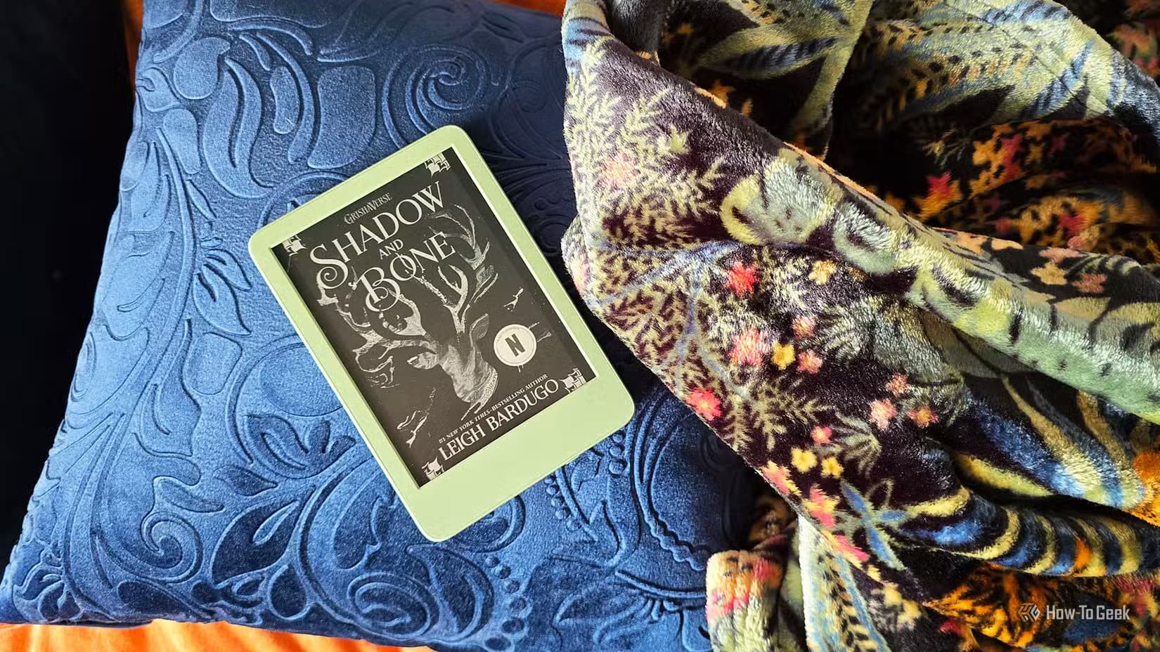 the-amazon-kindle-gen-11-2024-ereader-open-to-a-book-cover ما أفضل بديل عملي لملفات PDF