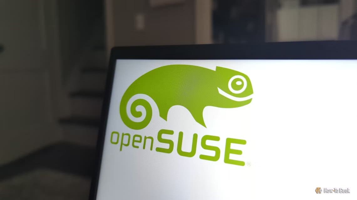the-opensuse-linux-logo-on-a-laptop-panel ما يميز openSUSE ويجعلها تنافس أقوى توزيعات Linux