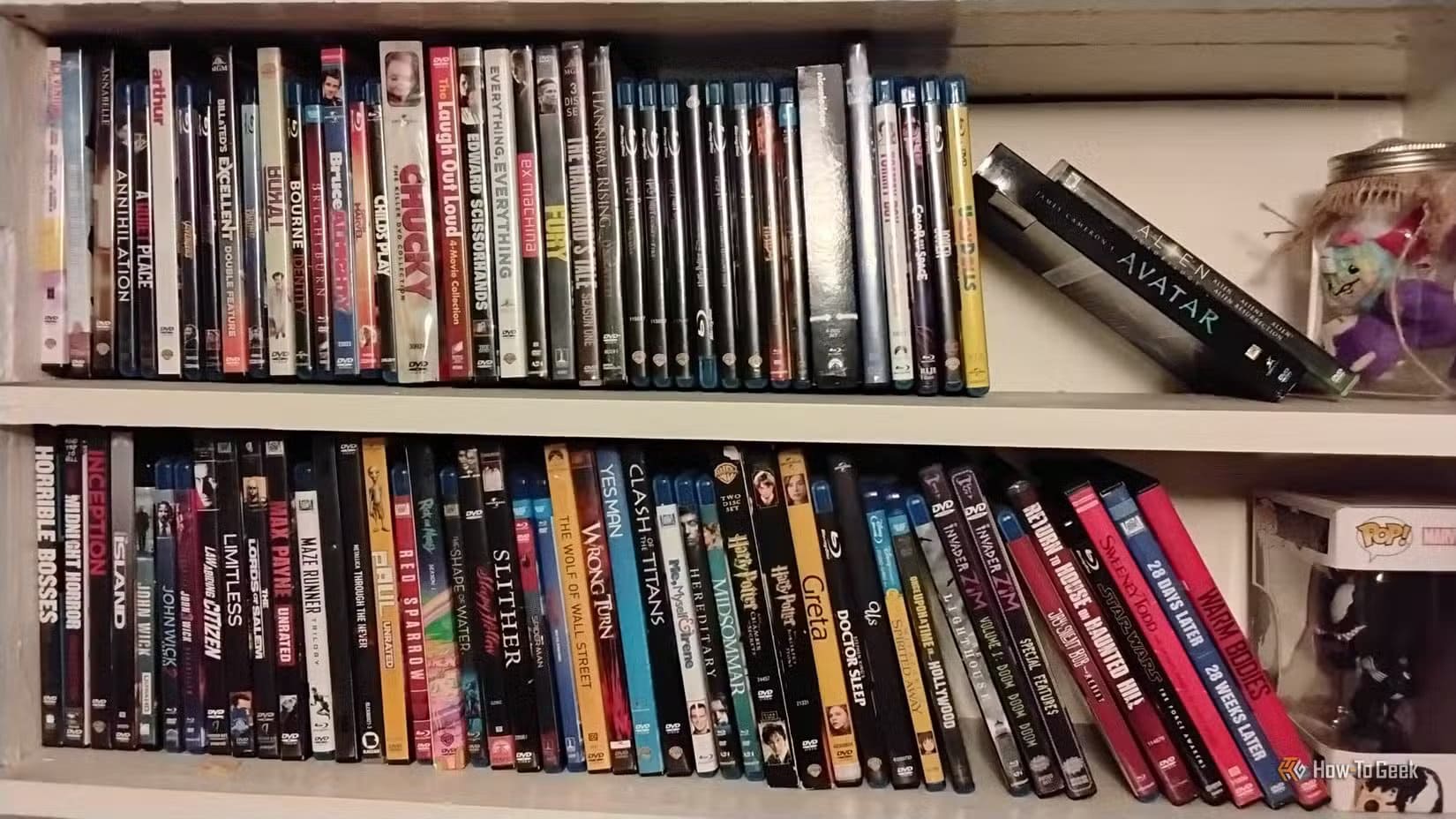 two-shelves-of-dvds-and-blu-rays-placed-side-by-side كيف غيرت تجربتي رأيي بشأن الاعتماد على خدمات بث الفيديو