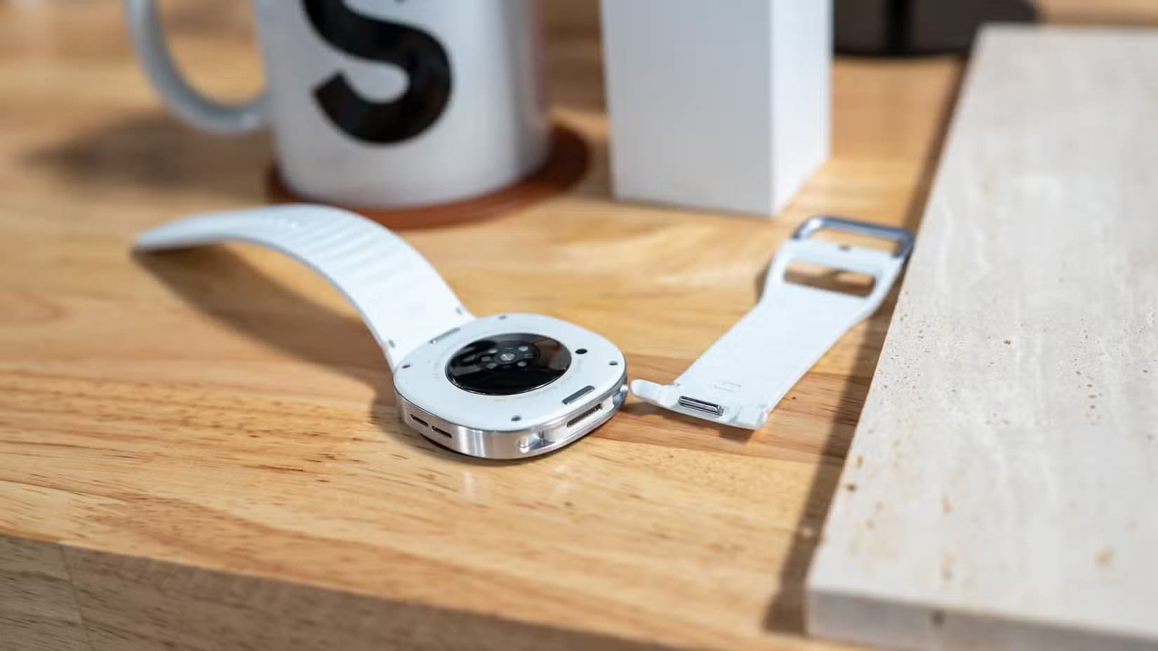 watch-band-removed-from-the-samsung-galaxy-watch-8-clasic-showing-the-dynamic-lug-system-54642292483-o-1 لماذا Galaxy Z Fold 7 قد يكون بديلًا قويًا لمستخدمي iPhone