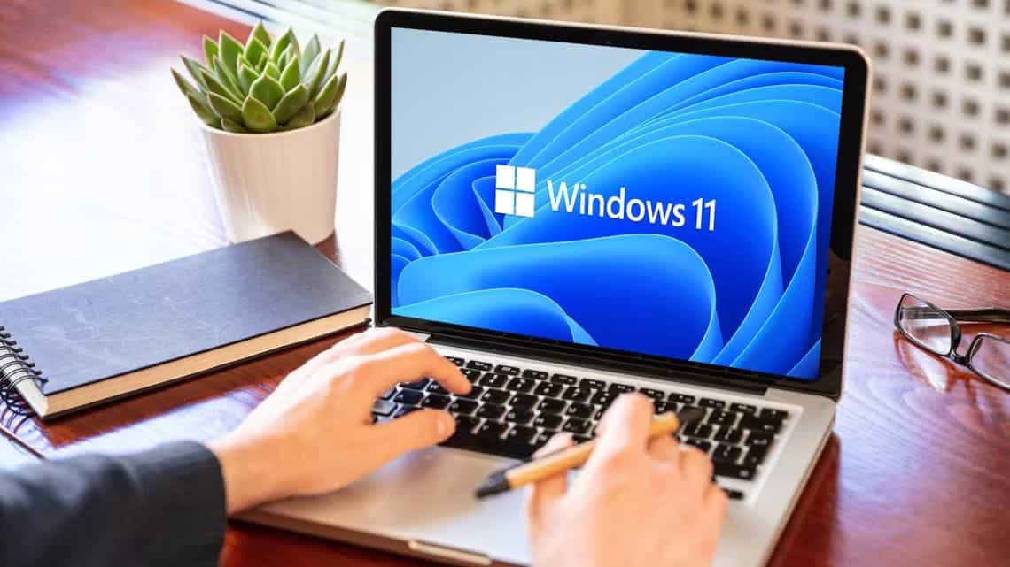 windows-11-running-on-a-laptop-computer إعدادات يجب تعديلها في Windows 11 لتحمي خصوصيتك