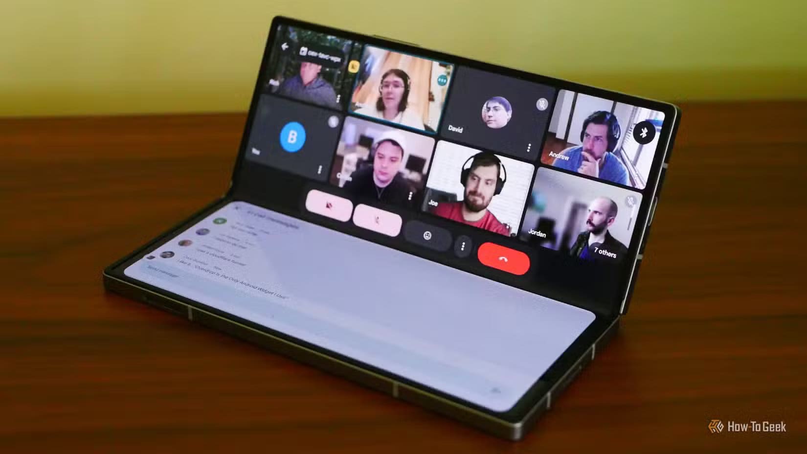 a-google-meet-call-on-a-galaxy-z-fold-6 لماذا فشل سكايب بعد أن كان التطبيق الأول للمكالمات