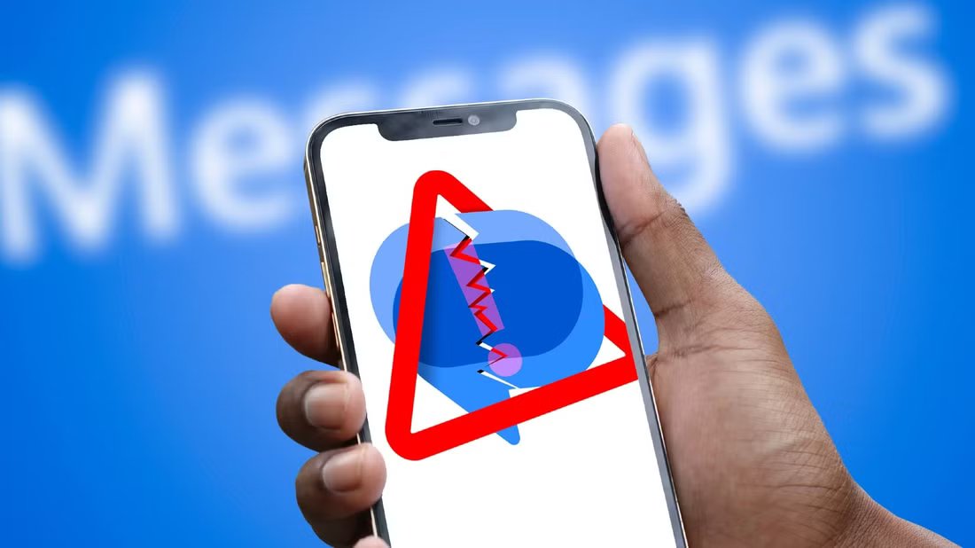 a-hand-holding-a-phone-with-the-google-messages-logo-and-an-alert تعطل متكرر في Google Messages يربك المستخدمين حول العالم